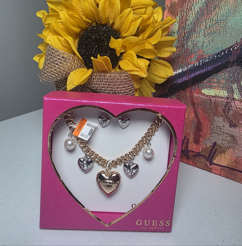 🚫⚠️SOLD🚫⚠️ GUESS Two-Tone Heart and Pearl Fashion Necklace